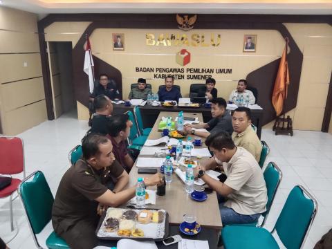 Rapat Proses penanganan Pelanggaran Bawaslu Kabupaten Sumenep bersama Sentra Gakkumdu Pada hari Jum'at(01/03/20240